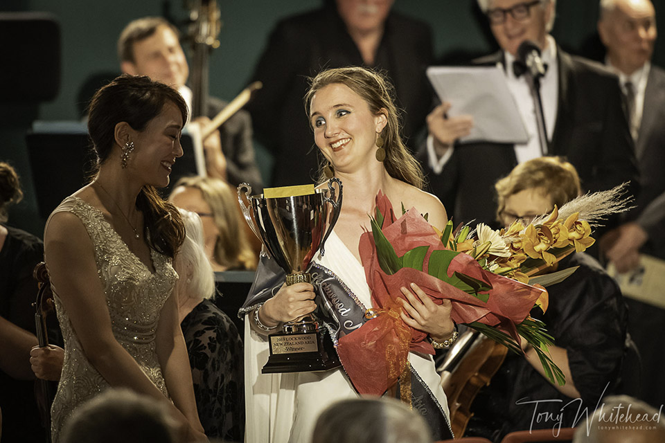 Aria 2019 winner, Elizabeth Mandeno with runner up, Ayako Ohtake.